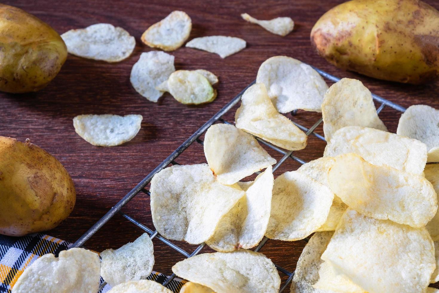 quelques chips de pommes de terre frites fraîches photo