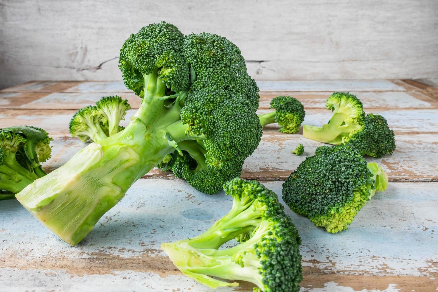 brocoli sur des planches de bois photo