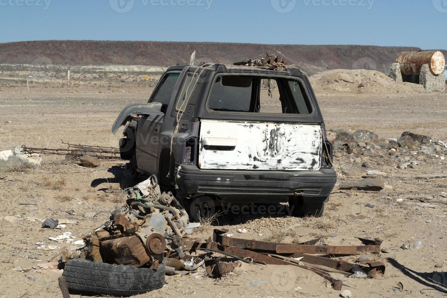 Vieille voiture abandonnée en casse en basse californie sur le mexique photo