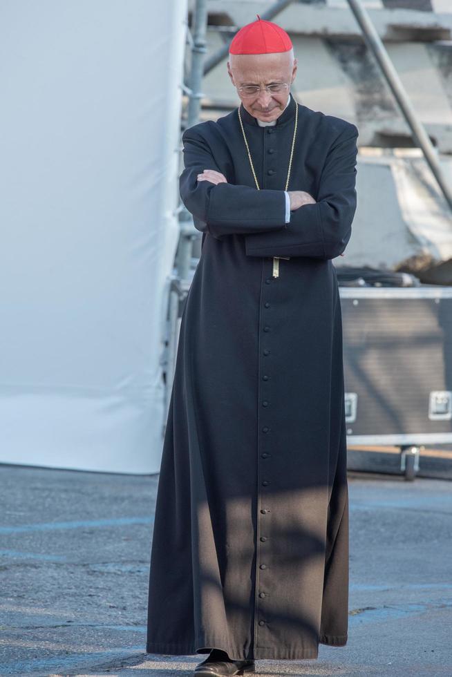 Gênes, Italie - 26 mai 2017 - le cardinal Angelo Bagnasco assistant à la préparation de la messe du pape François à Kennedy Place photo