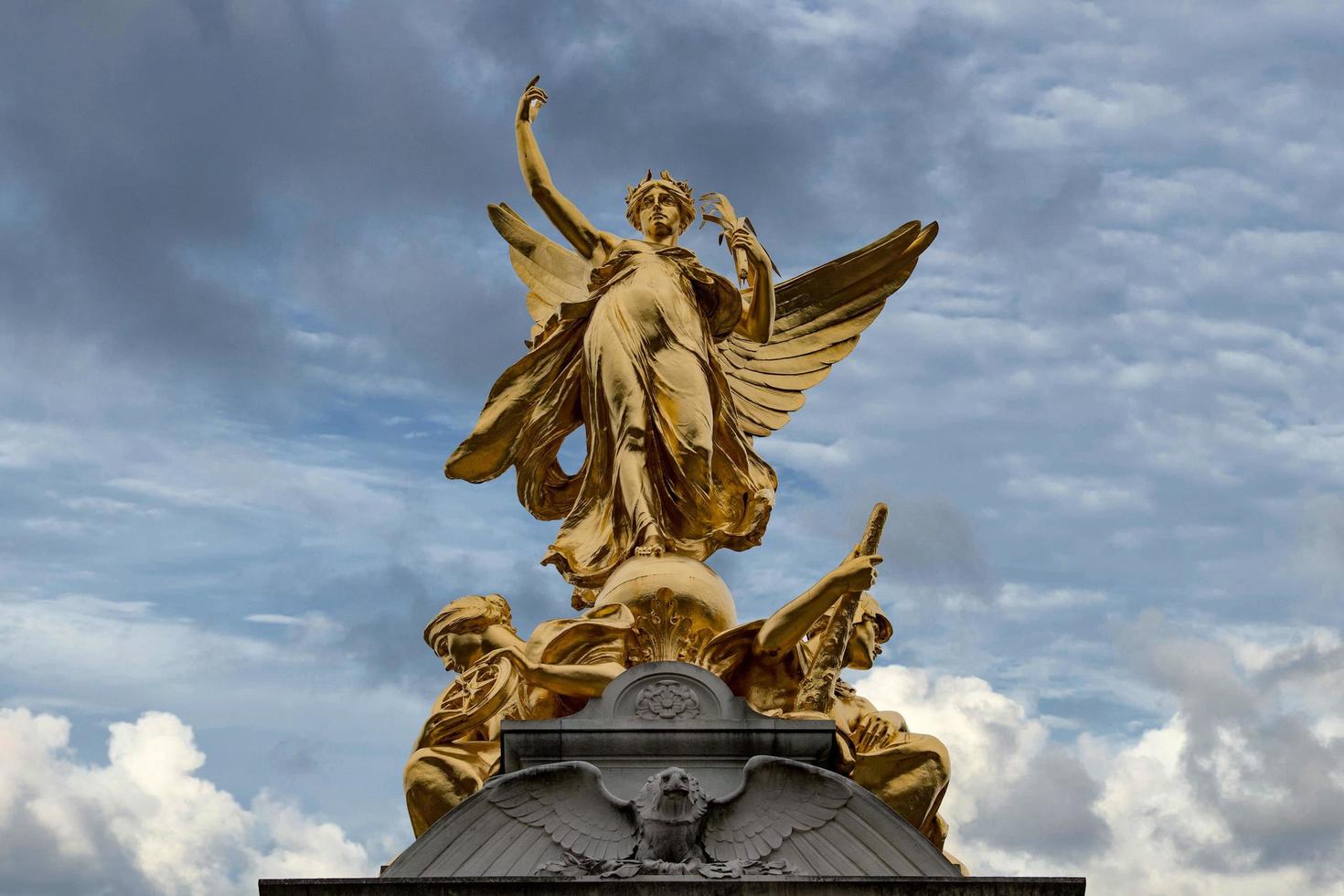 Londres, Angleterre - 15 juillet 2017 - monument de la reine victoria détail londres photo