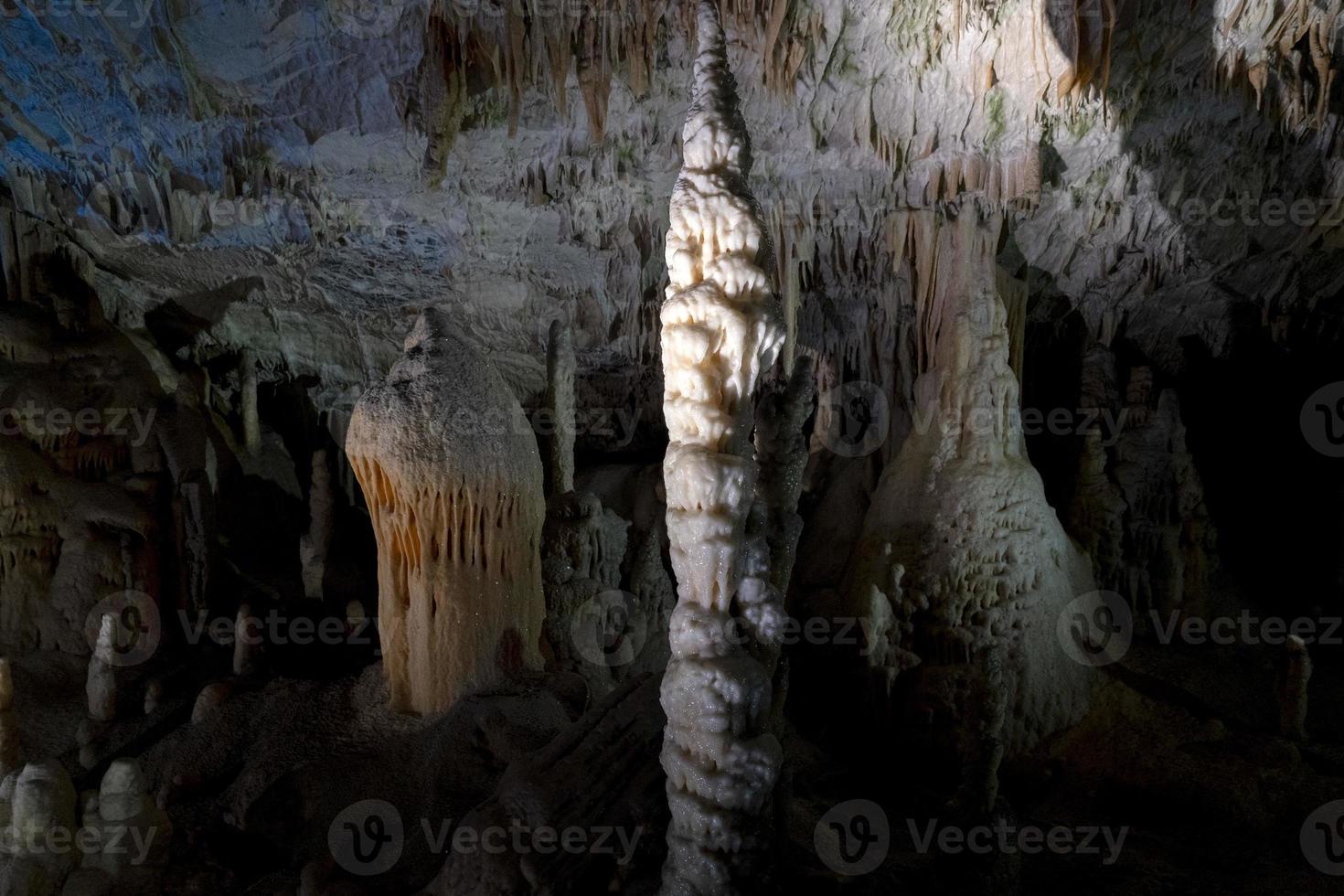 panorama de la vue intérieure des grottes de postojna photo