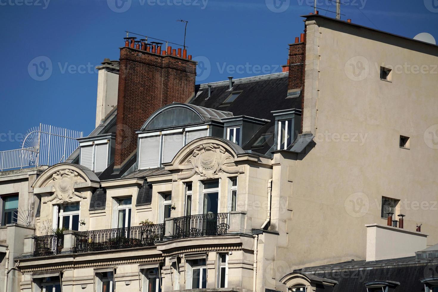 toits de paris cheminée et immeuble cityview photo