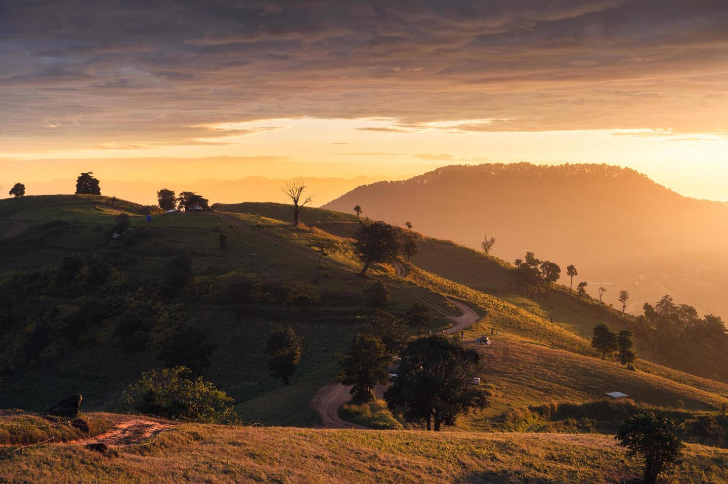 lever du soleil sur les collines et les touristes en camping photo