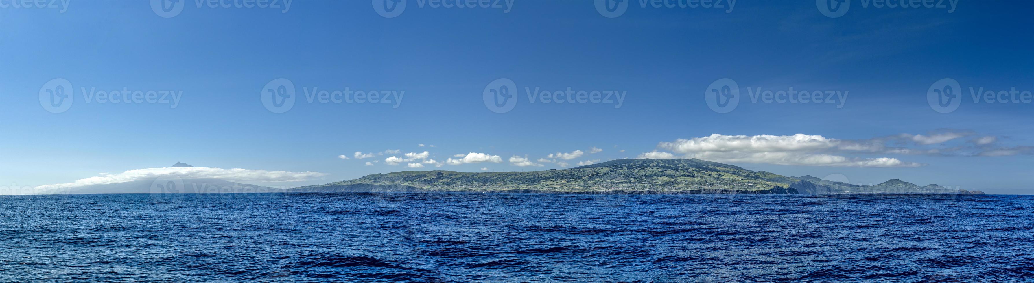 panorama des açores sur l'île de faial et pico depuis l'océan photo