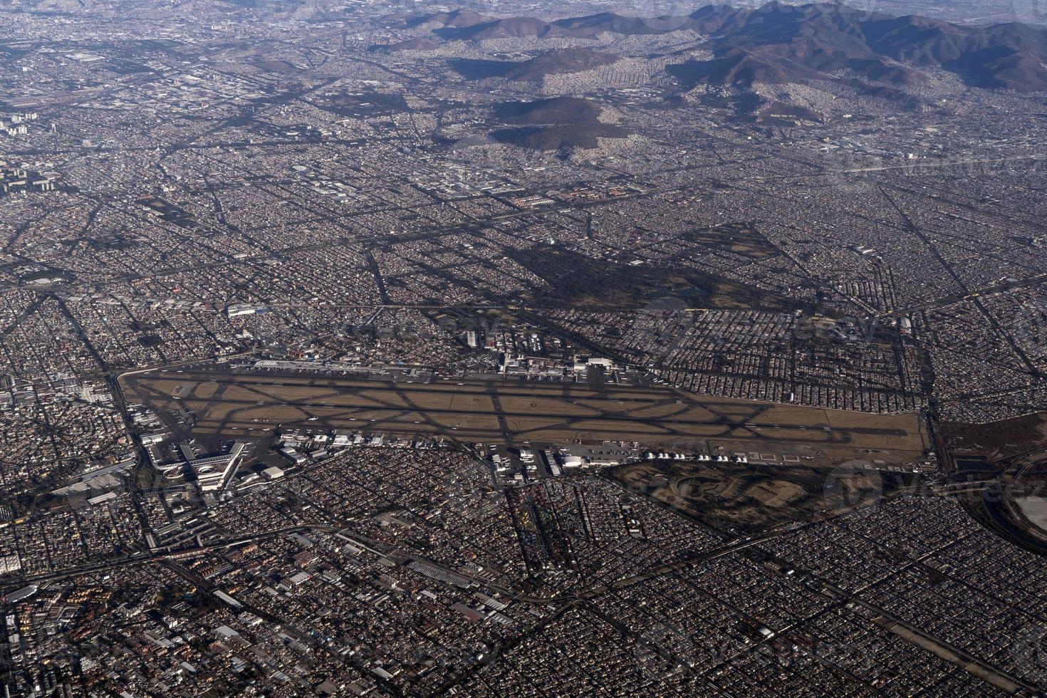 vue aérienne de la zone de l'aéroport de mexico panorama depuis l'avion photo