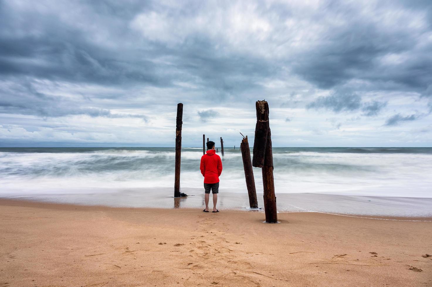 homme debout sur la plage photo