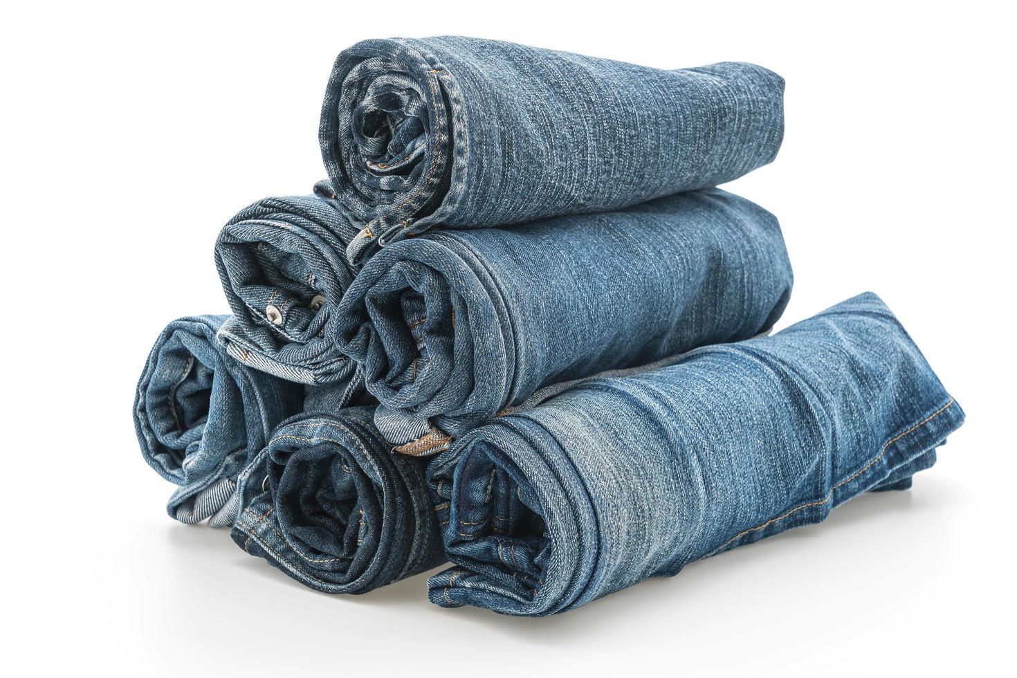 des piles de jeans roulés photo