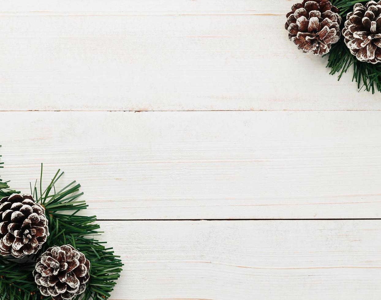 Décoration de pomme de pin de Noël sur table en bois blanc photo