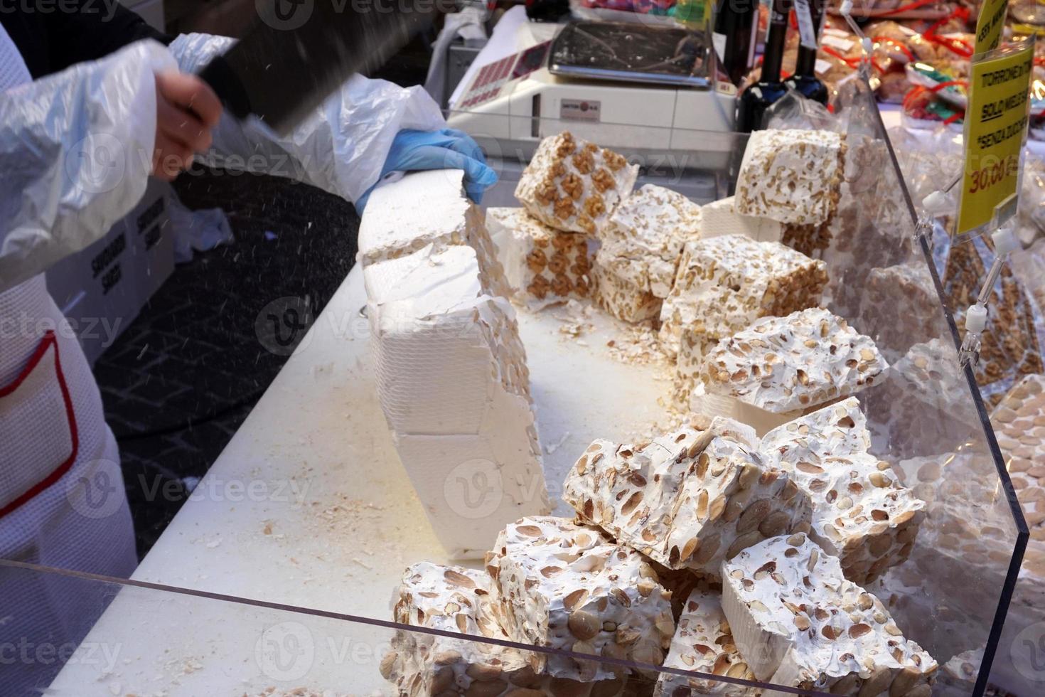 nougat à vendre sur le marché italien photo