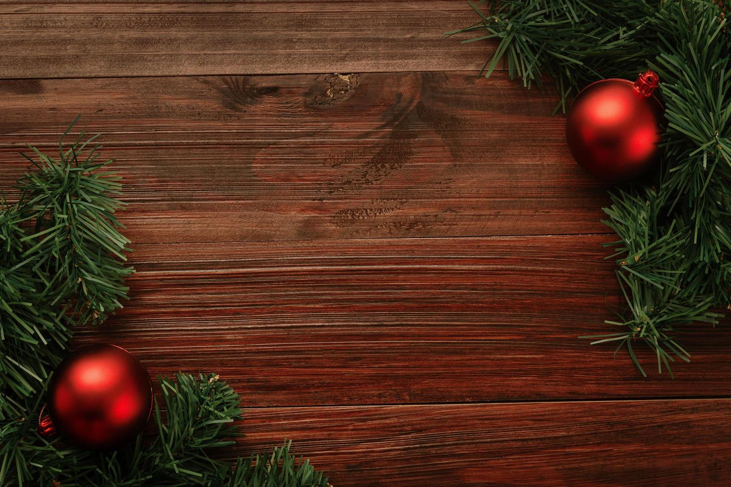 noël et nouvel an avec des boules rouges photo