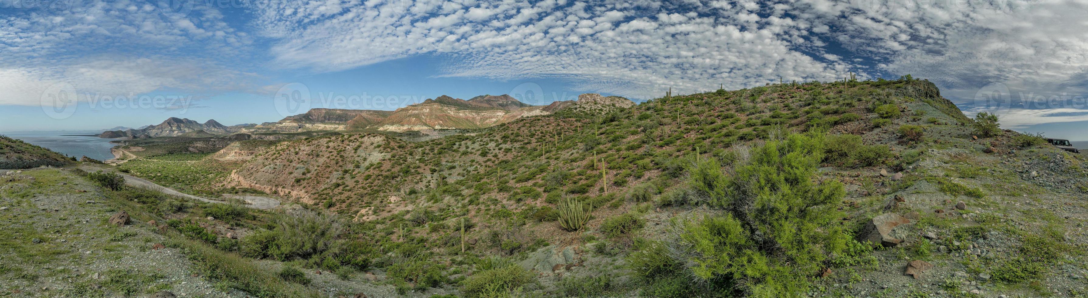 conduite tout-terrain dans la sierra guadalupe basse californie paysage panoramique du désert photo