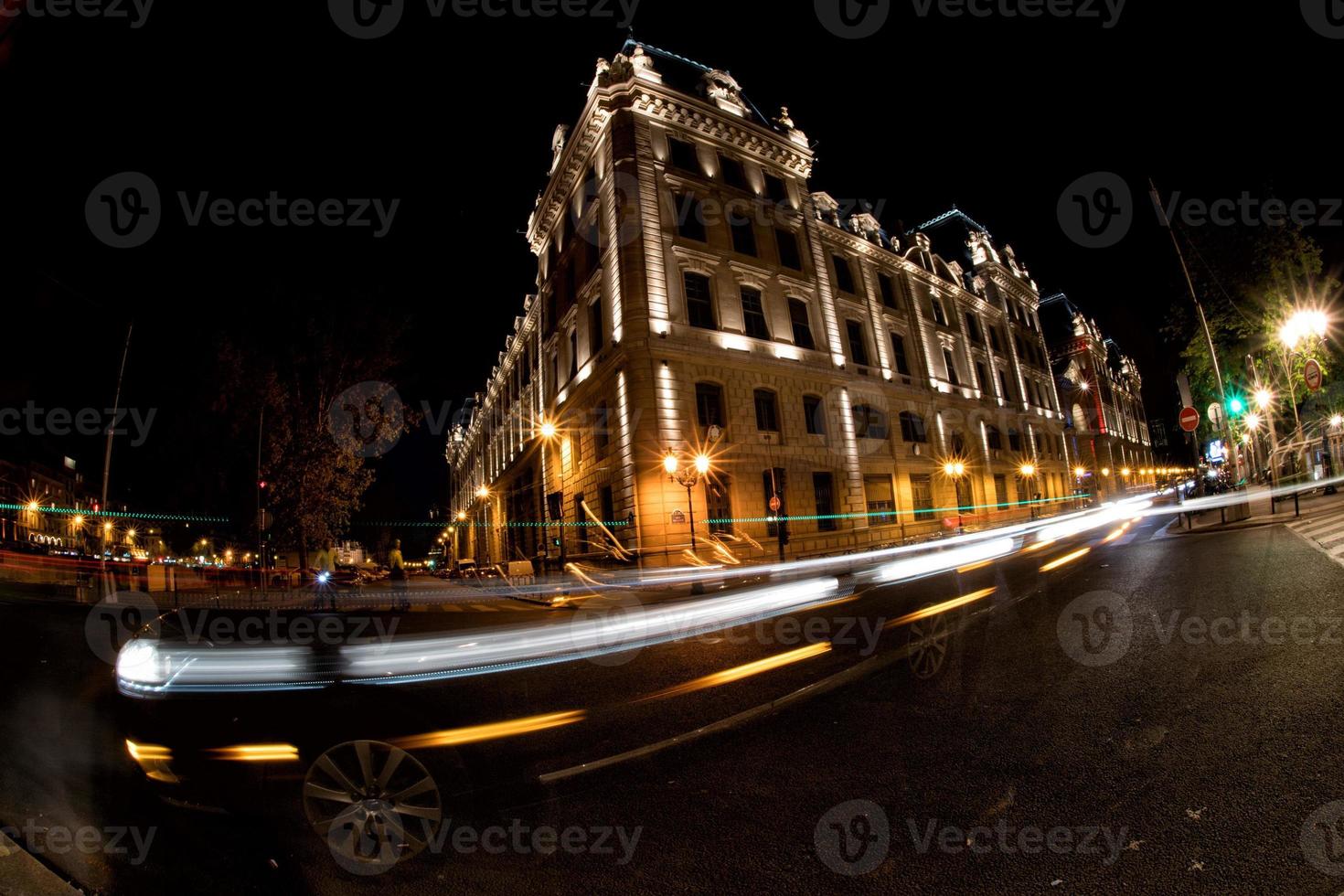 pistes lumineuses de voiture à paris la nuit photo