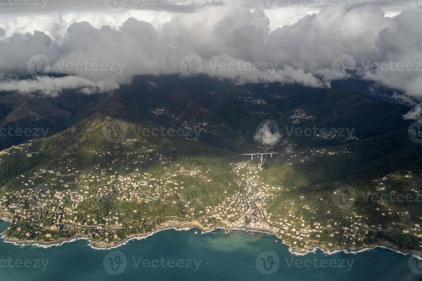 village de recco vue aérienne de gênes avant d'atterrir par temps nuageux photo