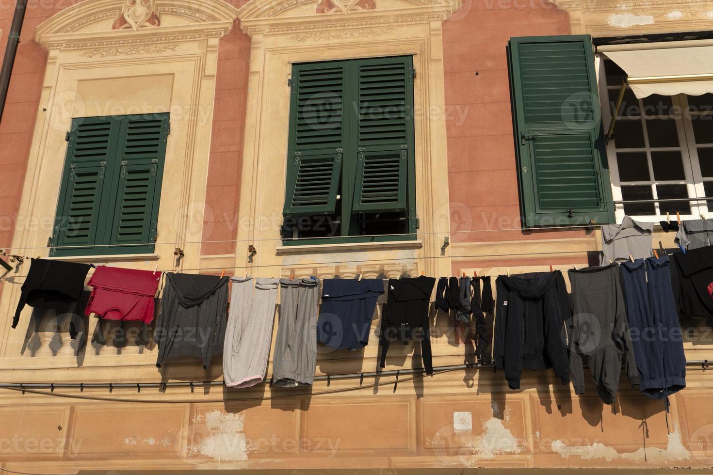 camogli maison vêtements séchant au soleil photo