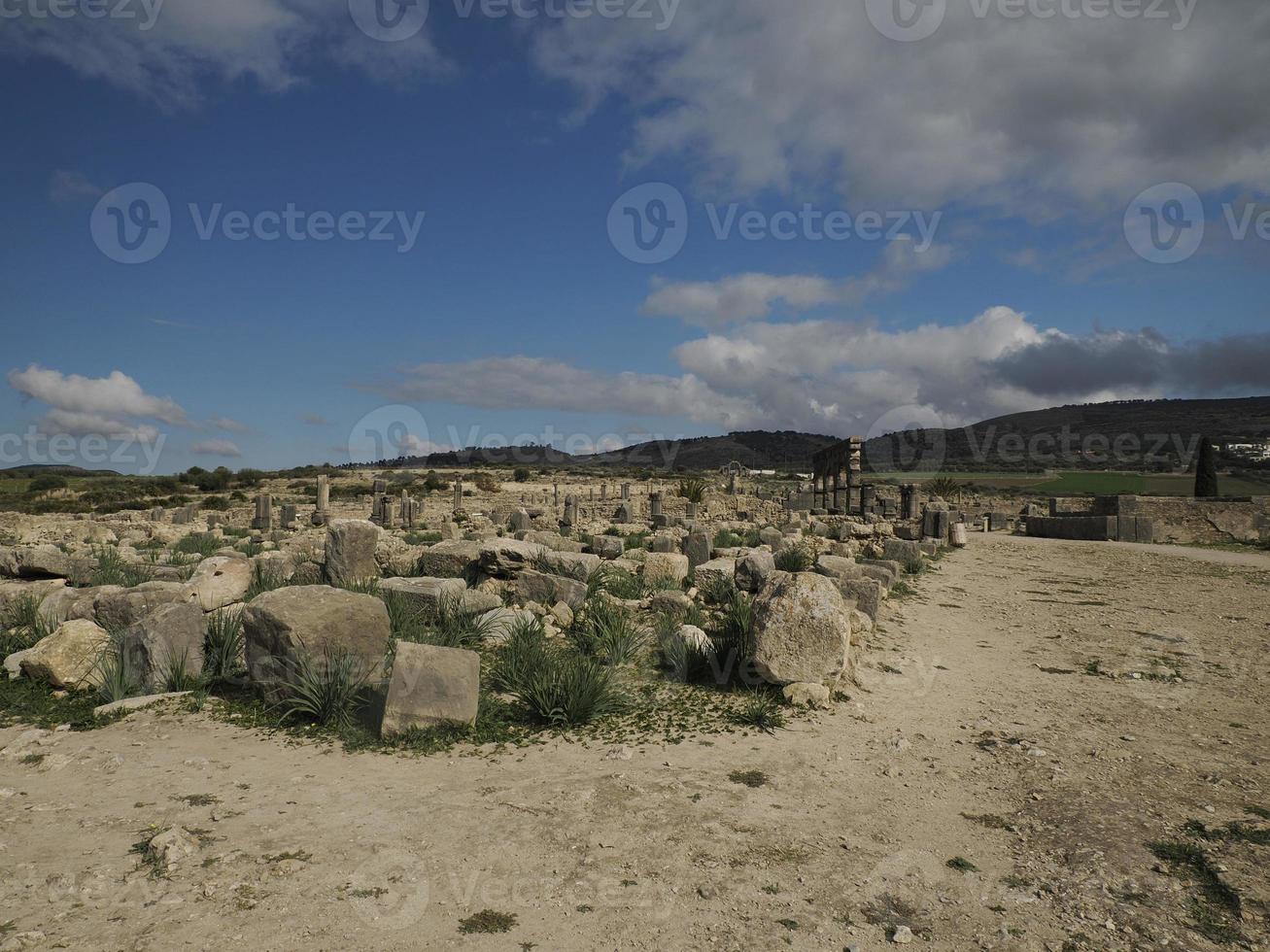 ruines romaines de volubilis au maroc - ruines romaines les mieux conservées situées entre les villes impériales de fès et de meknes photo