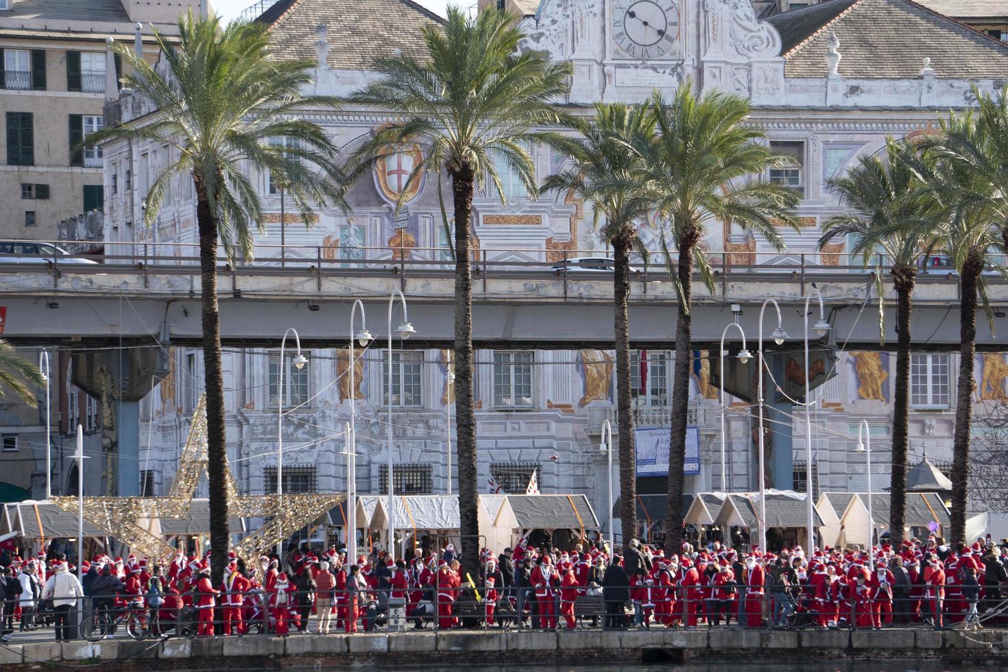 Gênes, Italie - 22 décembre 2019 - promenade traditionnelle du père noël photo