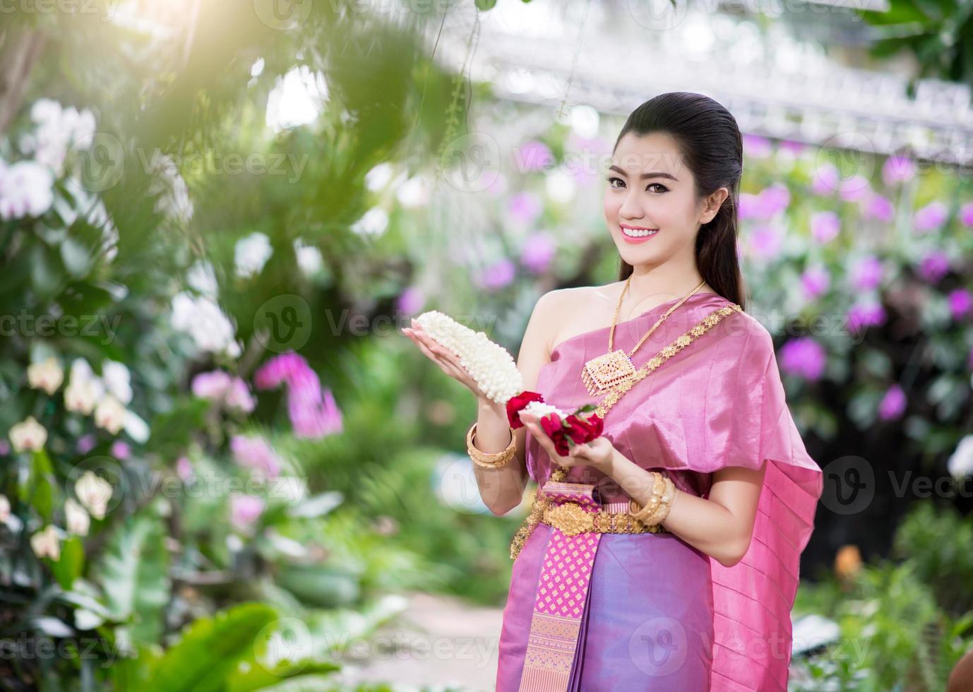 belle fille thaïlandaise en costume traditionnel thaïlandais photo