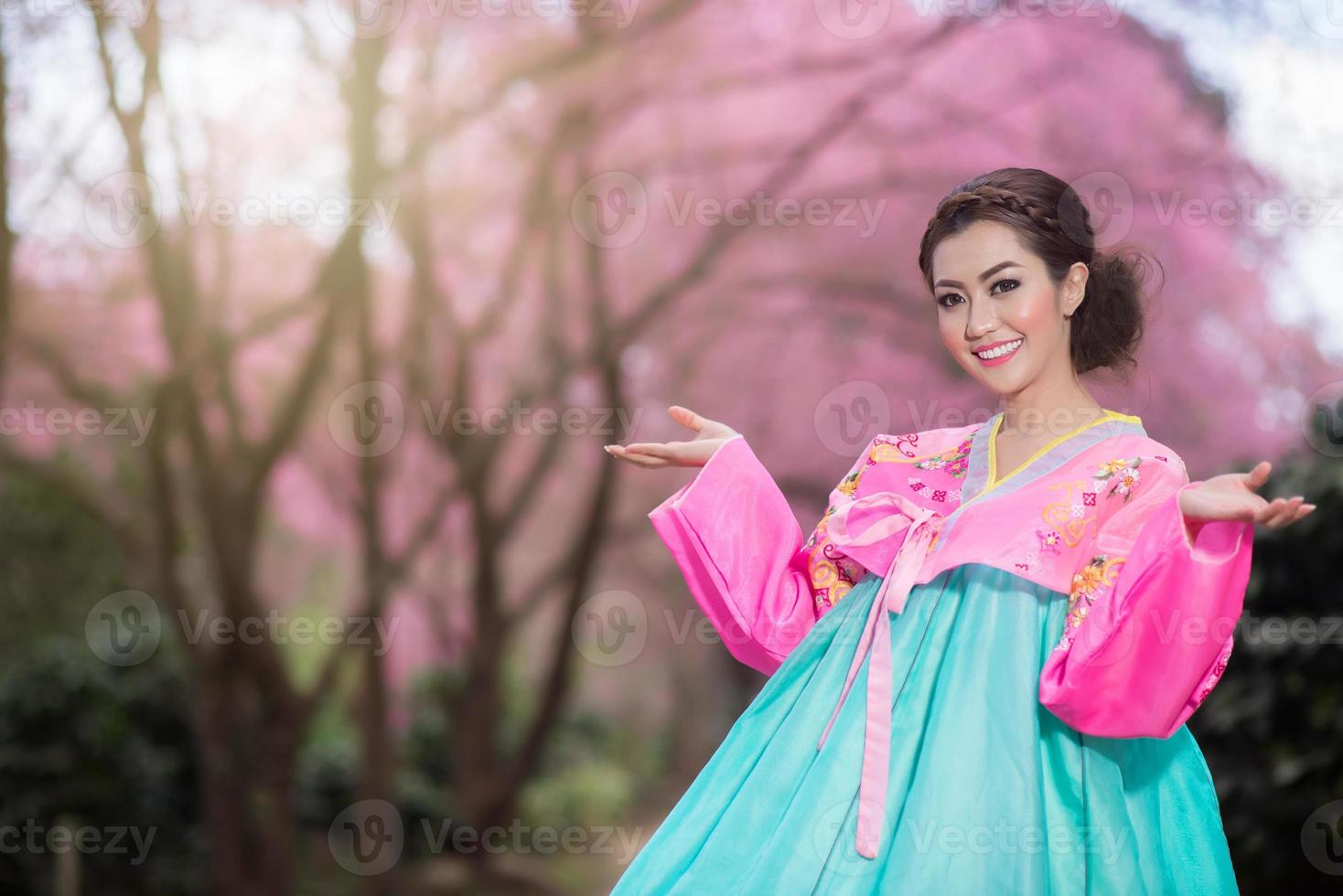 hanbok, la robe coréenne traditionnelle et belle fille asiatique avec sakura photo