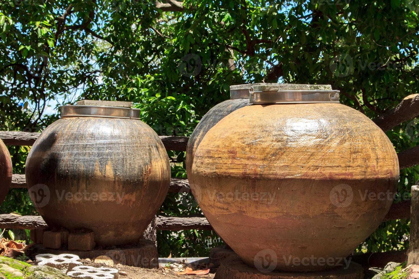 ancien pot à eau est une poterie pour l'eau. dans le passé, il était moulé avec de l'argile et brûlé pour faire de la céramique comme décorations et décorations pour la maison et a de nombreuses utilisations. photo