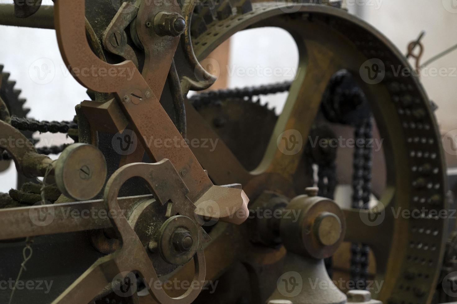 détail du mécanisme de l'horloge de la vieille tour antique photo