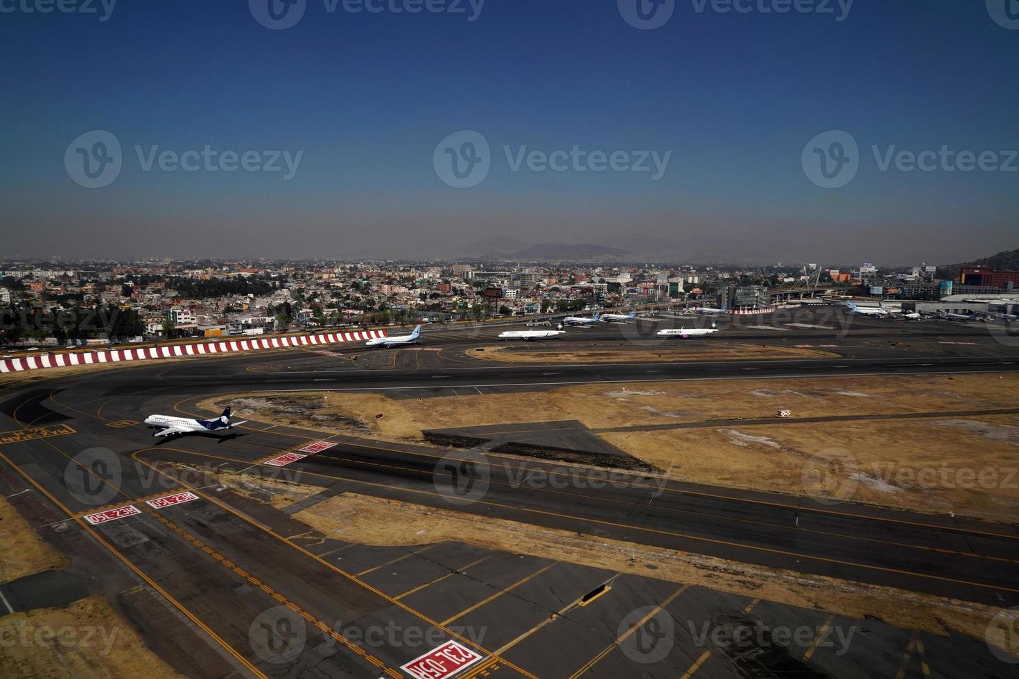 mexico city, 3 février 2019 - vue aérienne de l'aéroport de mexico city panorama du paysage urbain photo