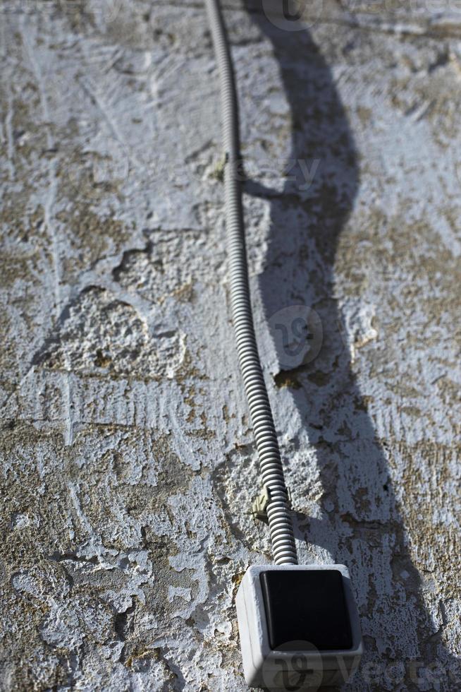 fil sur le mur. câblage électrique dans le bâtiment. isolation actuelle, photo