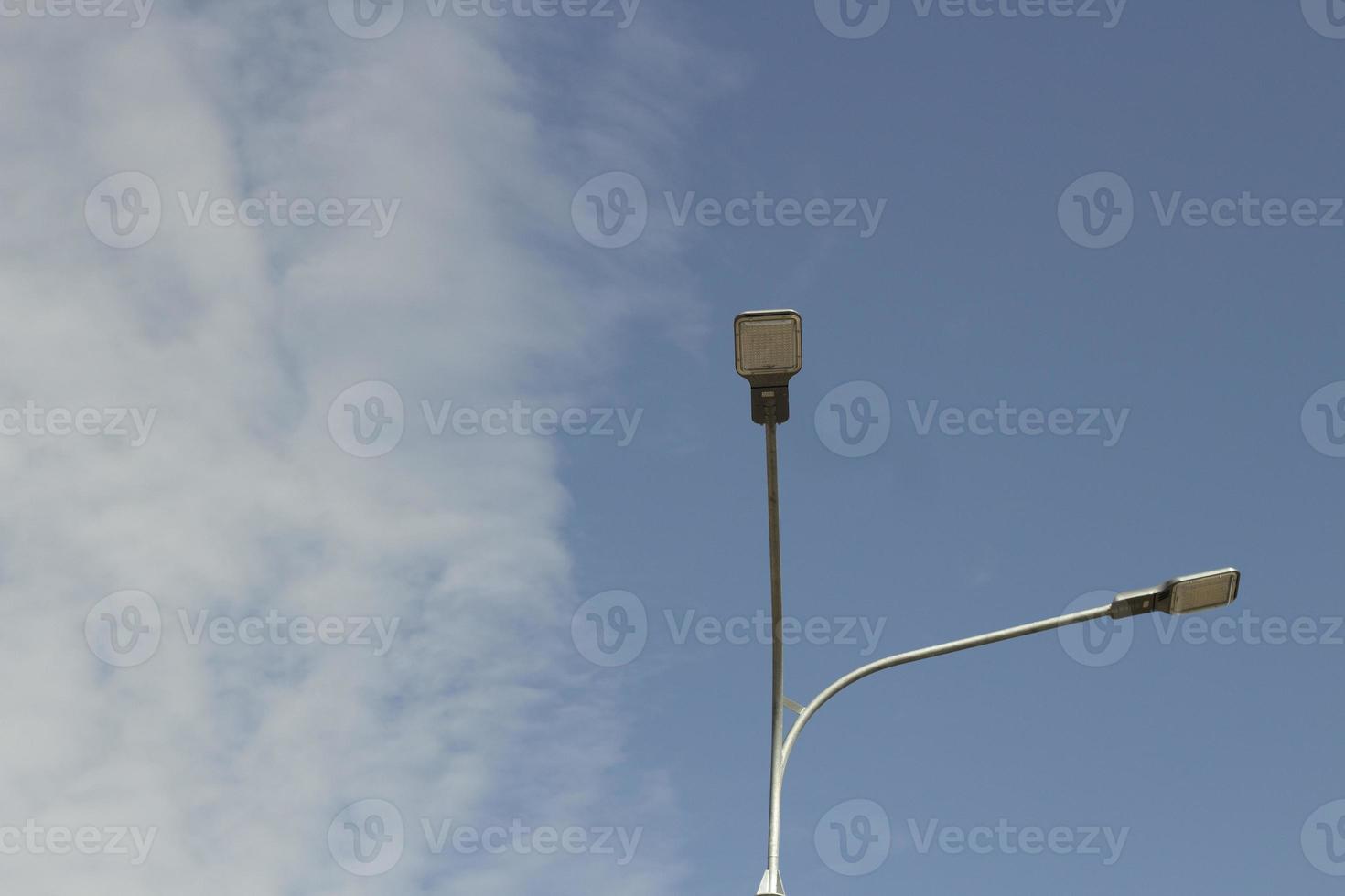éclairage public pendant la journée. poteau avec lampe. électricité urbaine. photo