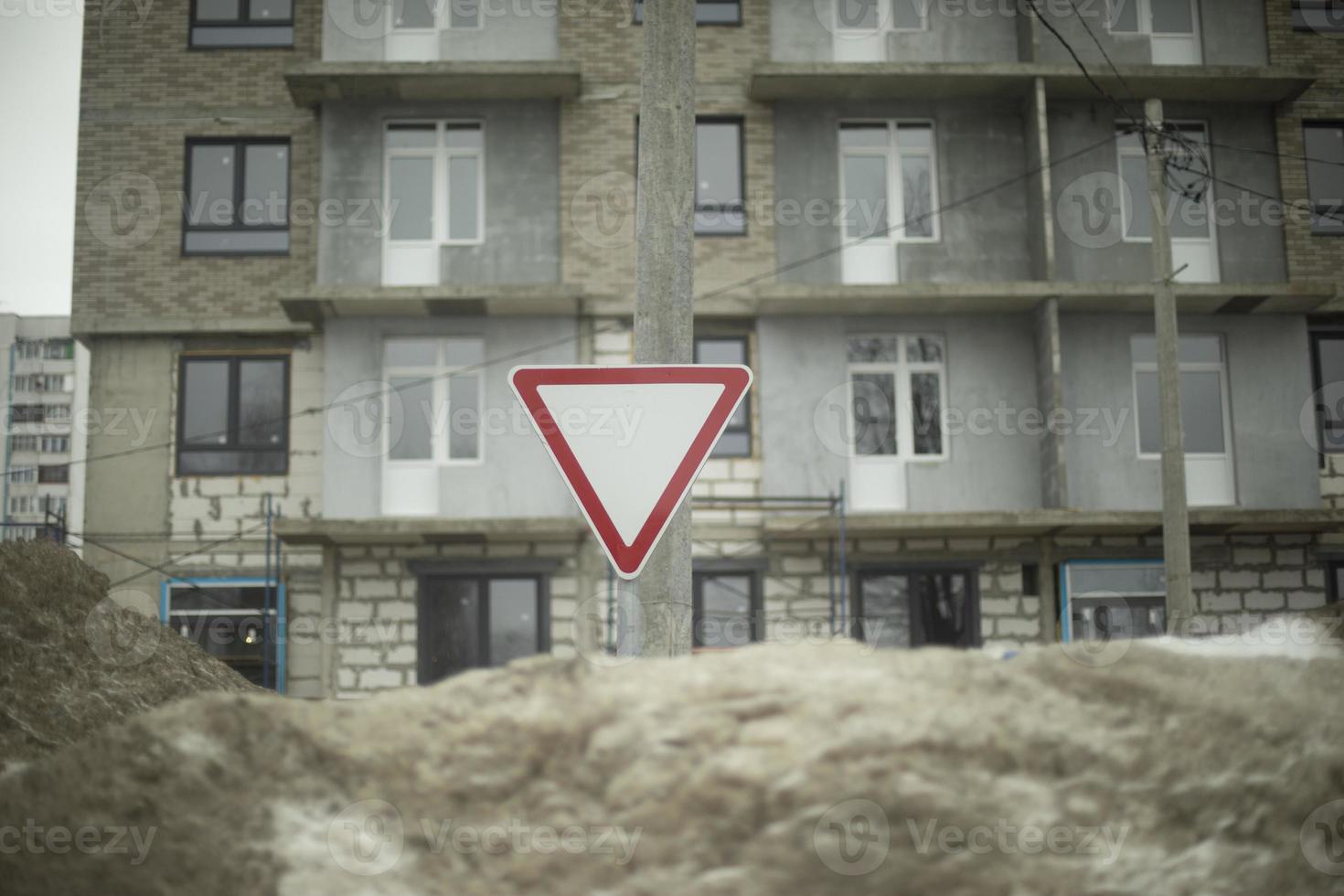 panneau de signalisation triangle rouge. signe dans la neige. infrastructures routières. hiver sur route. photo