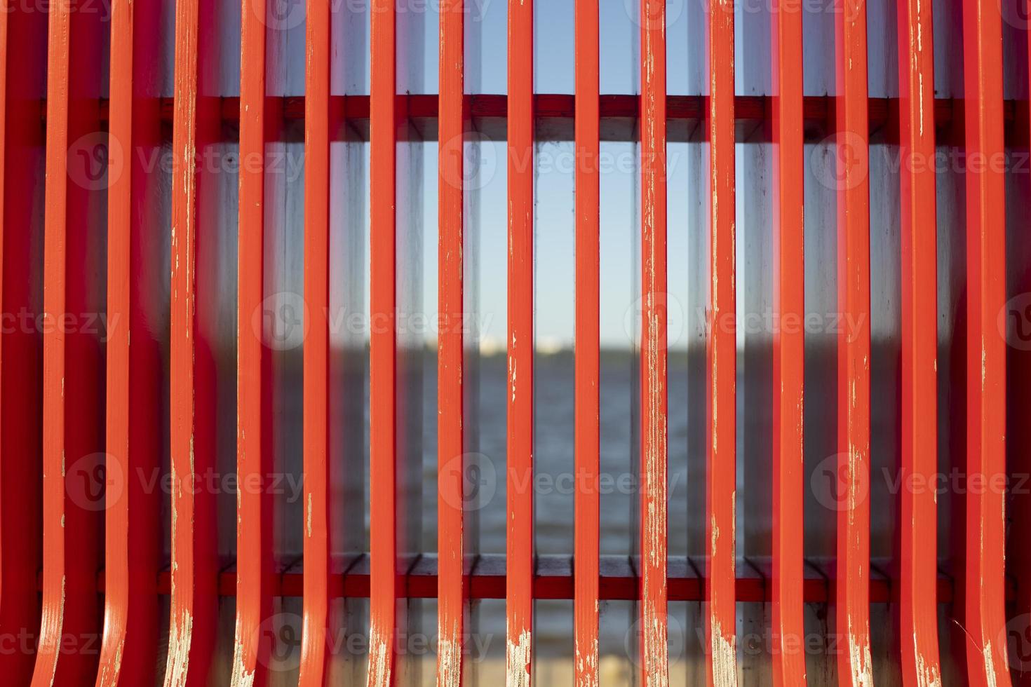 banc rouge en détail. texture des lignes verticales. photo