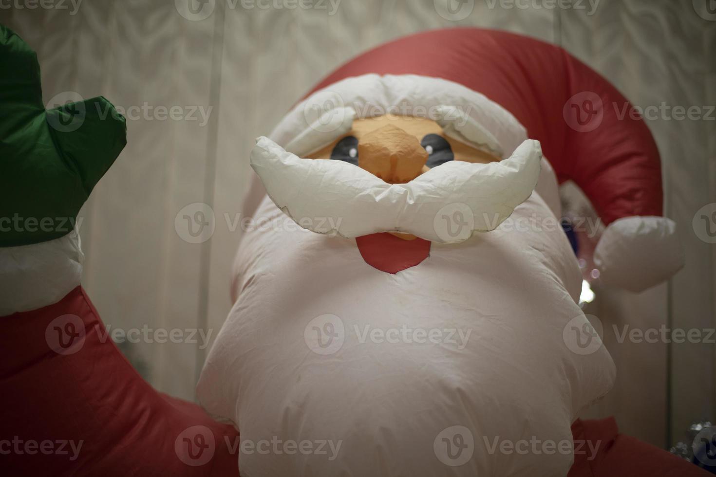 père noël gonflable. jeu du nouvel an. poupée de croissance avec de l'air. photo