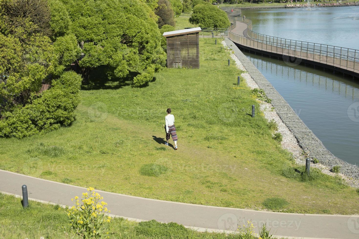 parc de la ville avec lac. buissons verts en ville. détails du parc. photo