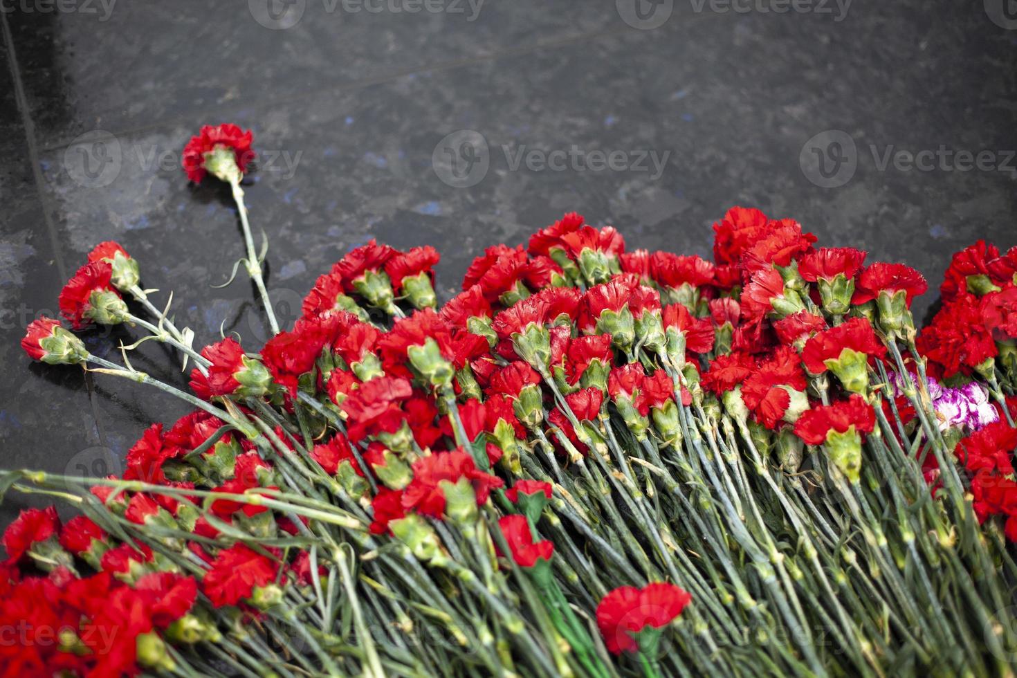 fleurs sur le mémorial. détails de la décoration funéraire. bouquet de fleurs sur la tombe. photo