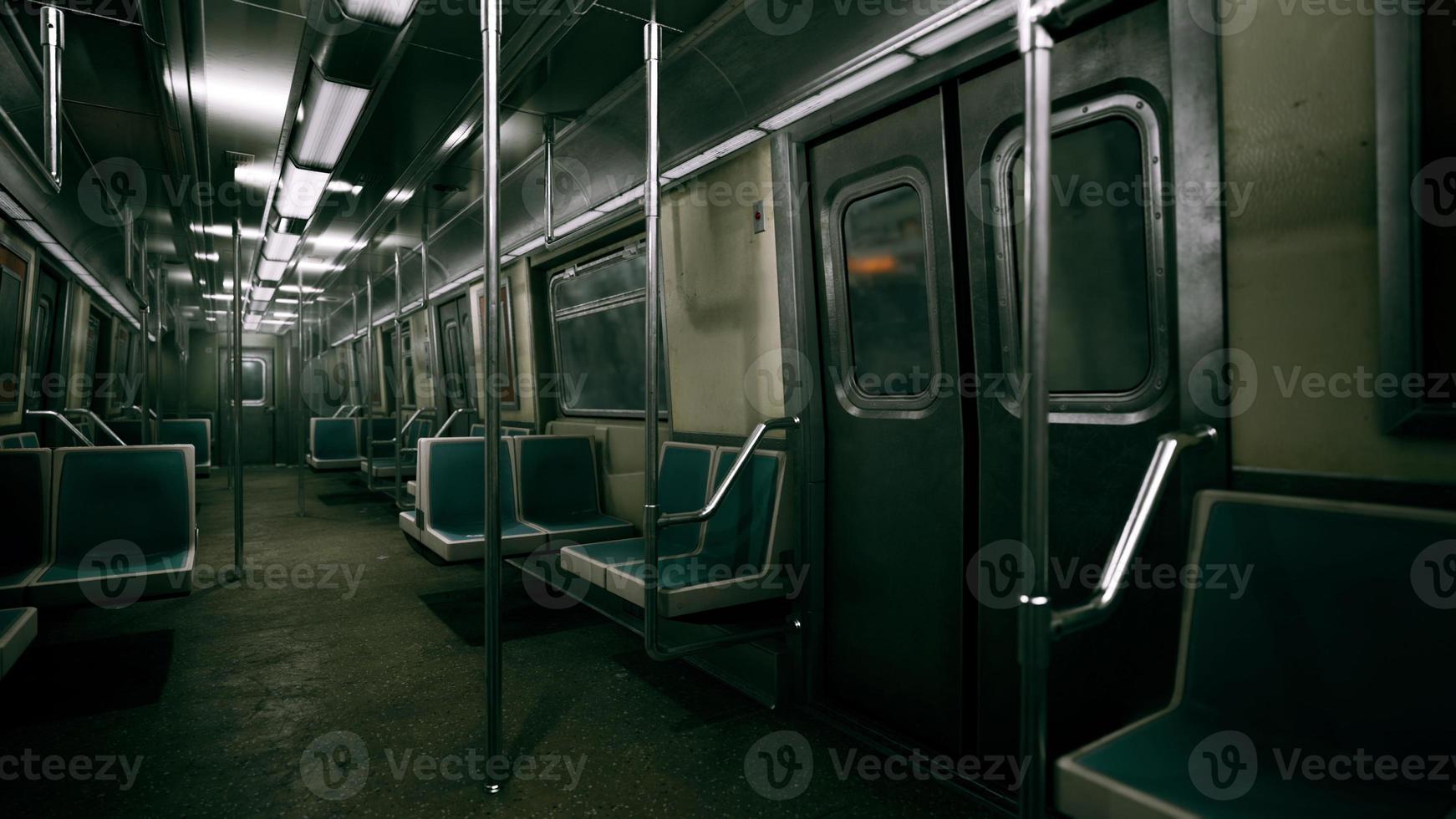 bancs vides de wagon de métro photo