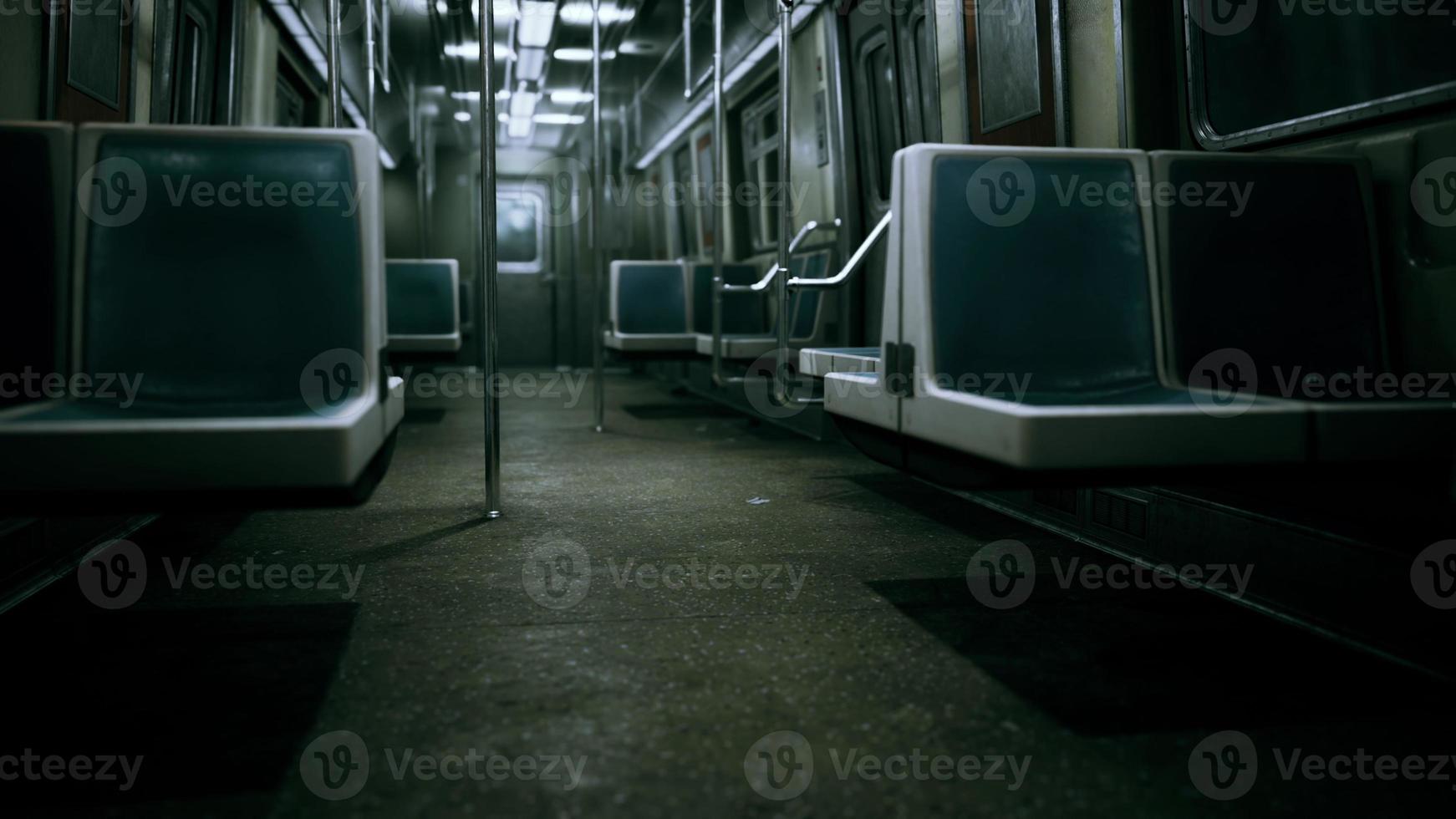 wagon de métro vide utilisant le système de transport en commun de la ville de new york photo