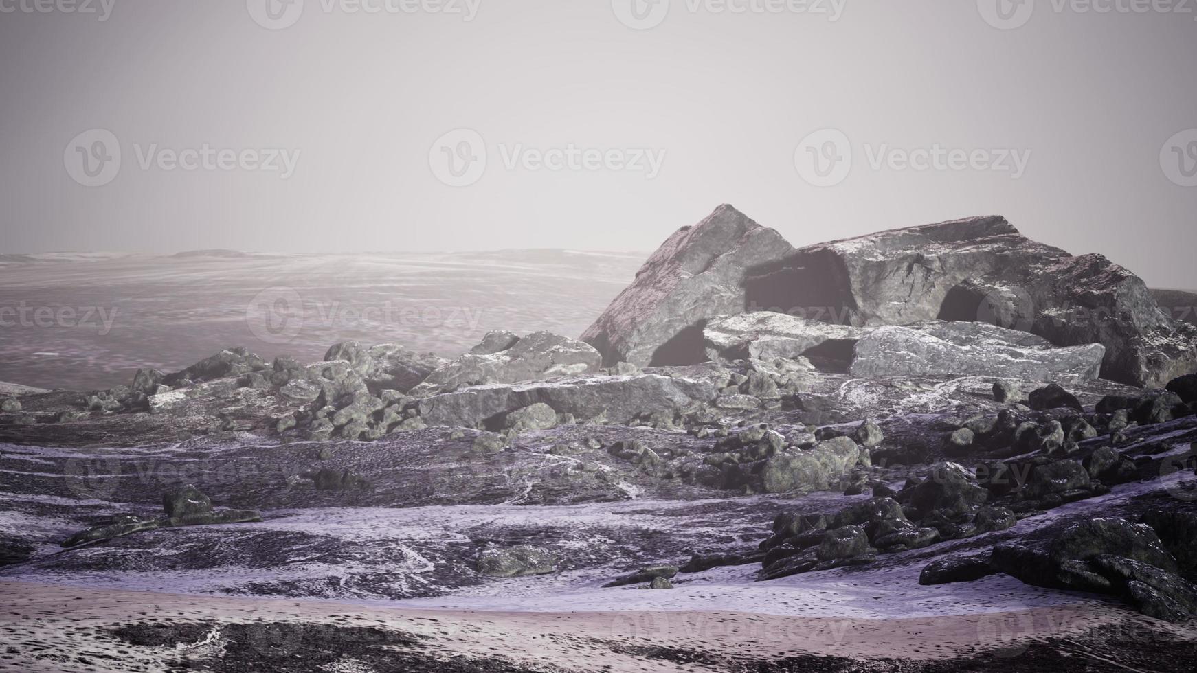 steppe désertique sombre d'hiver spectaculaire sur un plateau de montagne des hautes terres photo