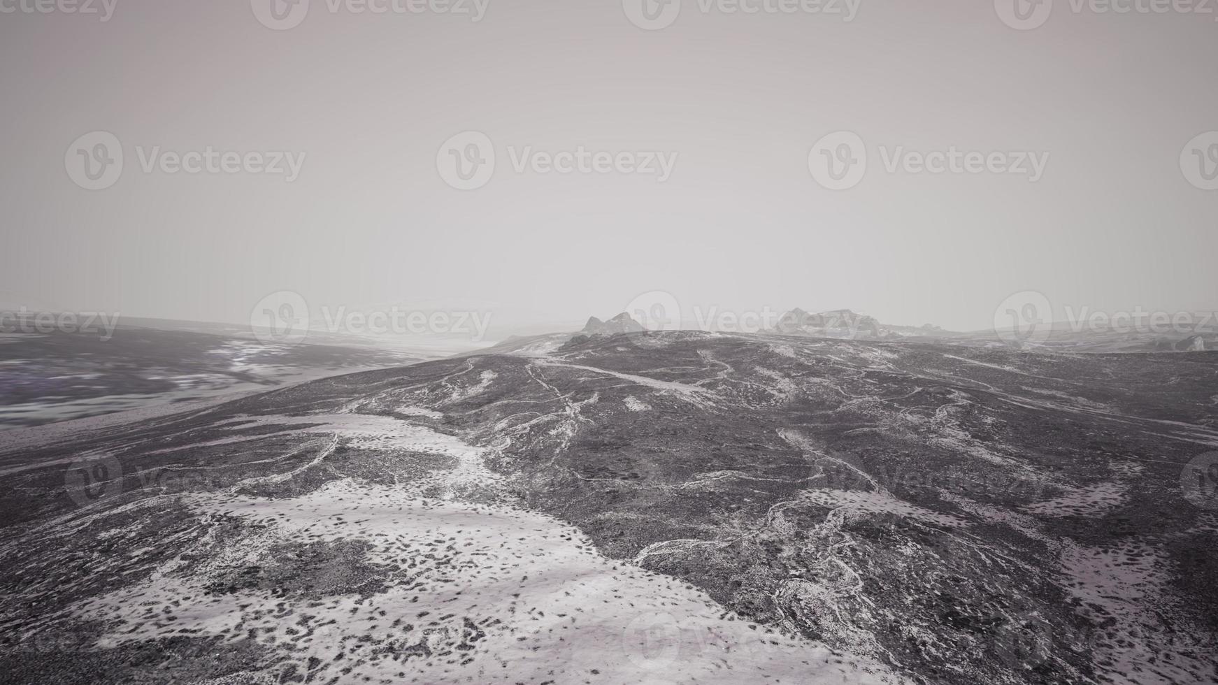 steppe désertique sombre d'hiver spectaculaire sur un plateau de montagne des hautes terres photo