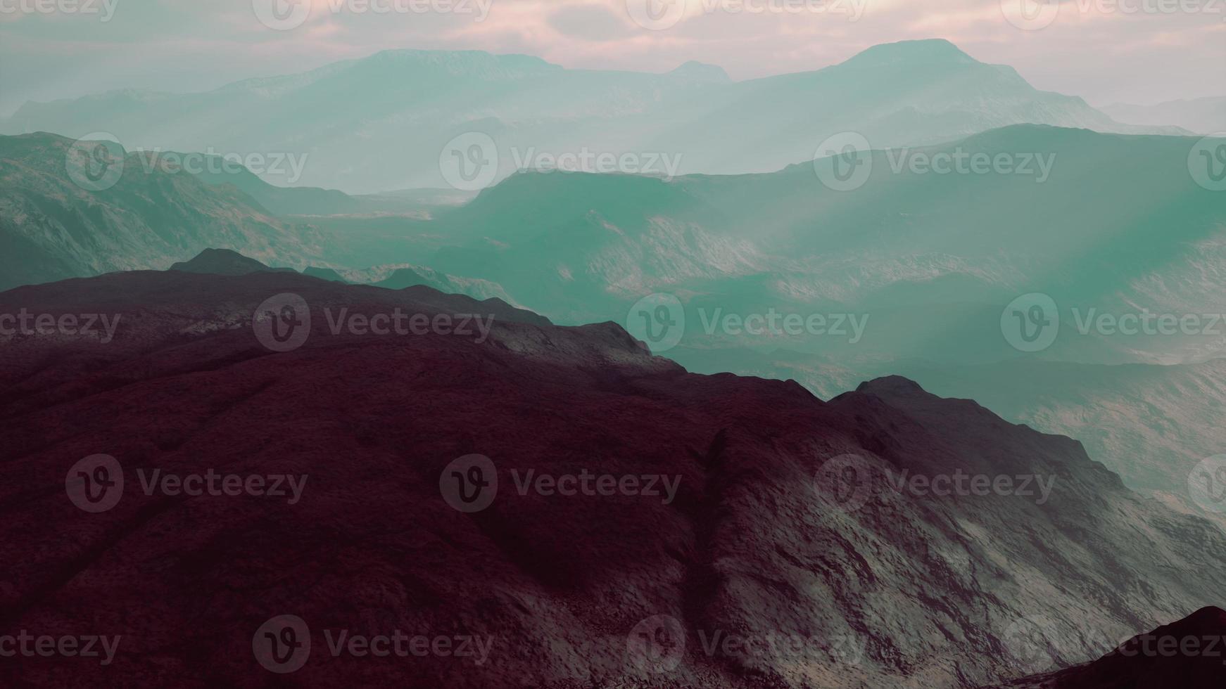 chaînes alpines enveloppées dans le brouillard du matin photo