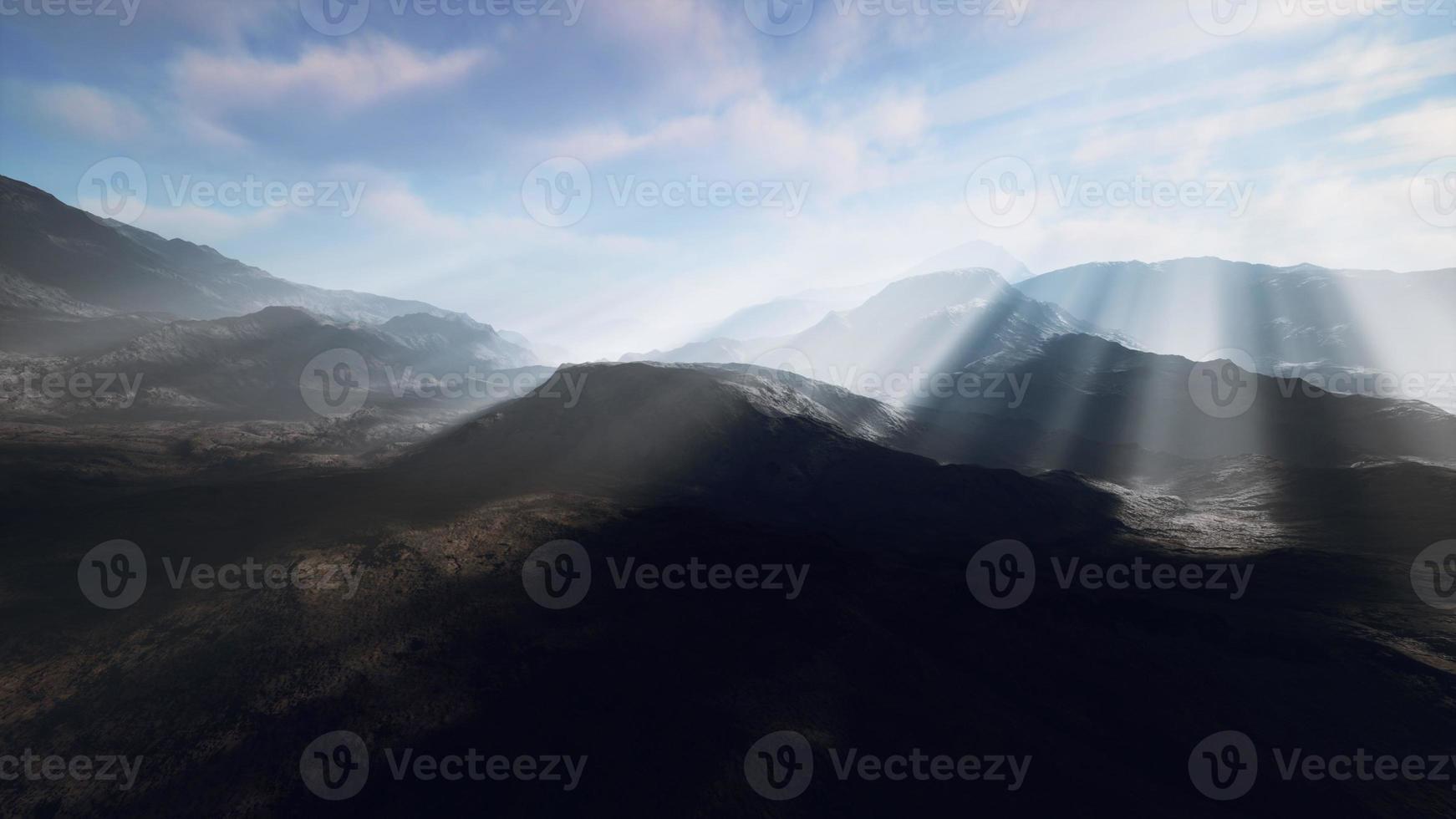 chaînes alpines enveloppées dans le brouillard du matin photo