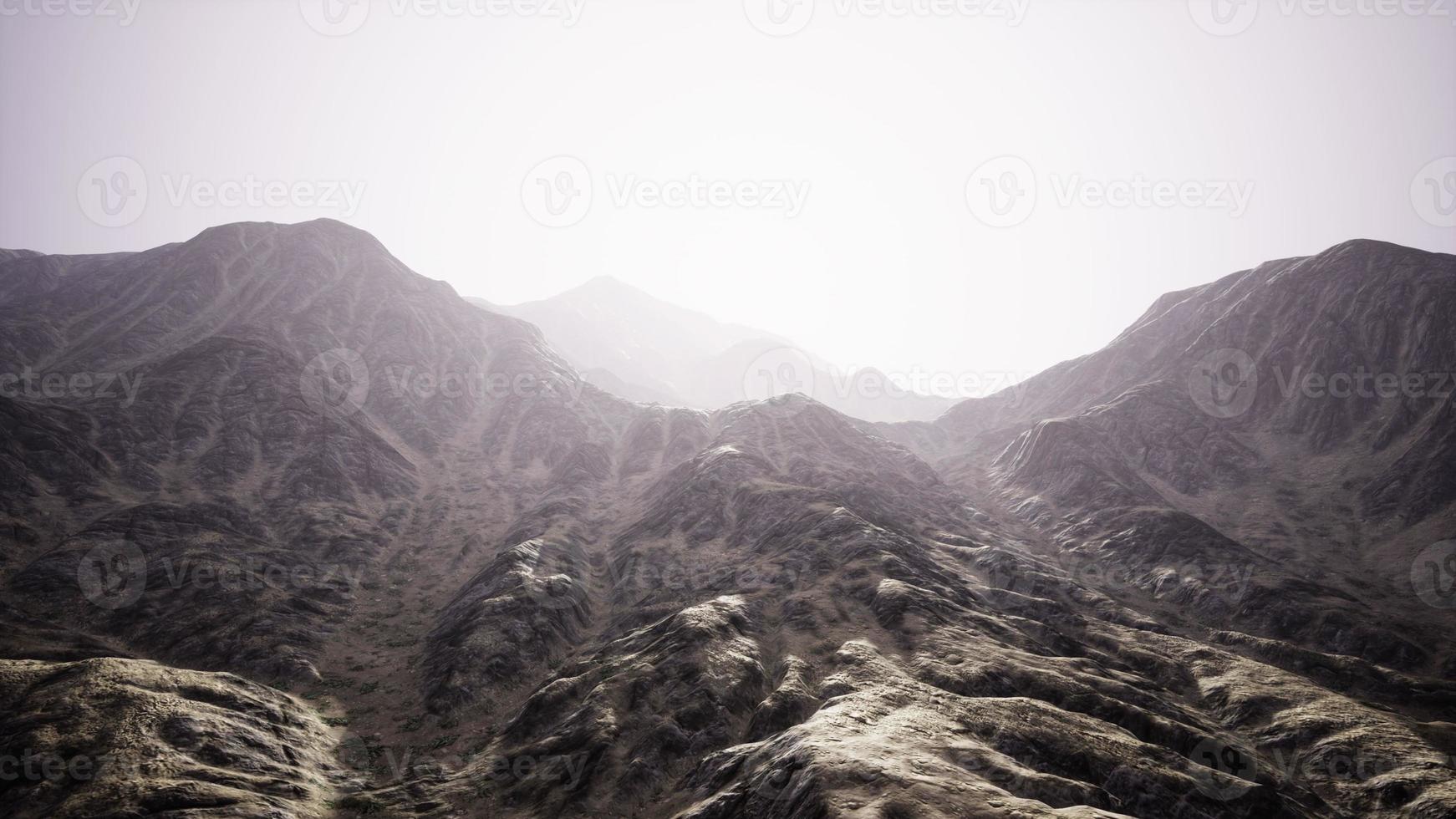 vue sur les montagnes afghanes dans le brouillard photo