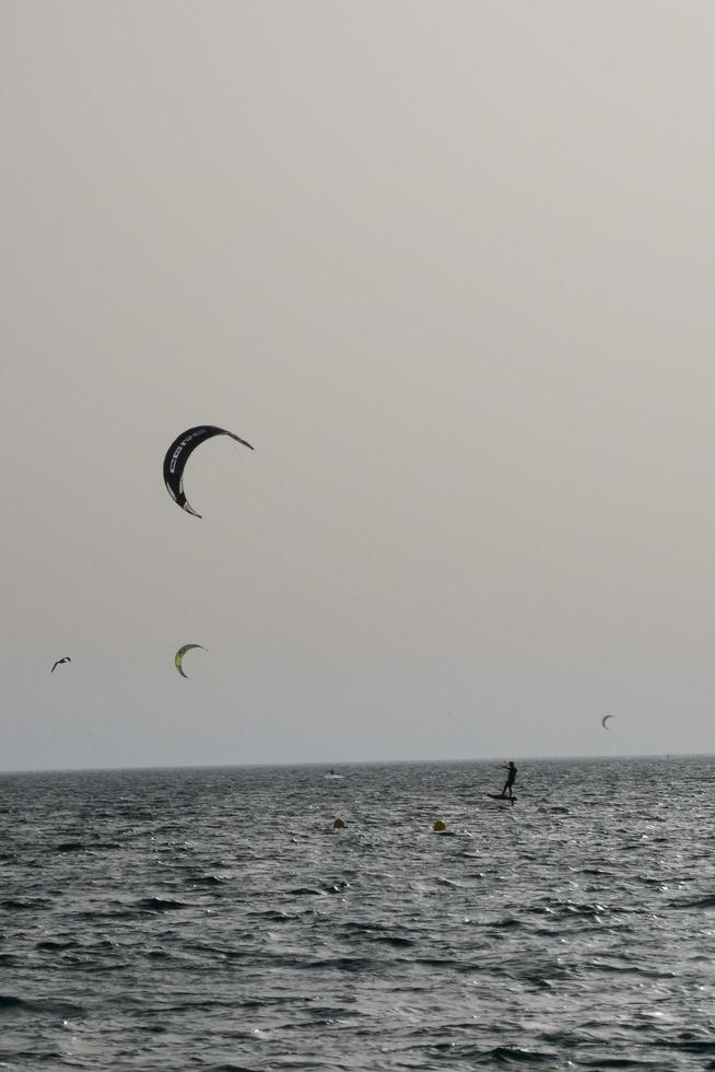 planche à voile, kitesurf, sports nautiques et éoliens propulsés par des voiles ou des cerfs-volants photo