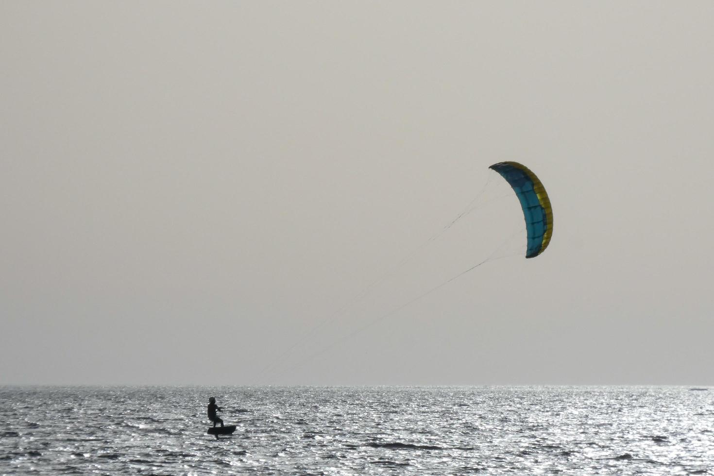 planche à voile, kitesurf, sports nautiques et éoliens propulsés par des voiles ou des cerfs-volants photo