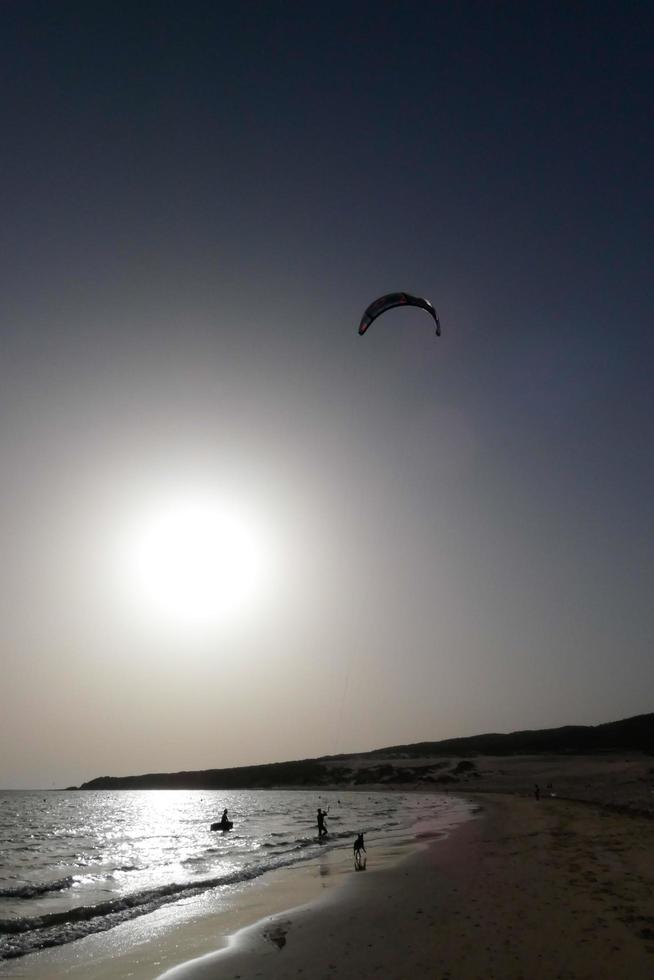 planche à voile, kitesurf, sports nautiques et éoliens propulsés par des voiles ou des cerfs-volants photo