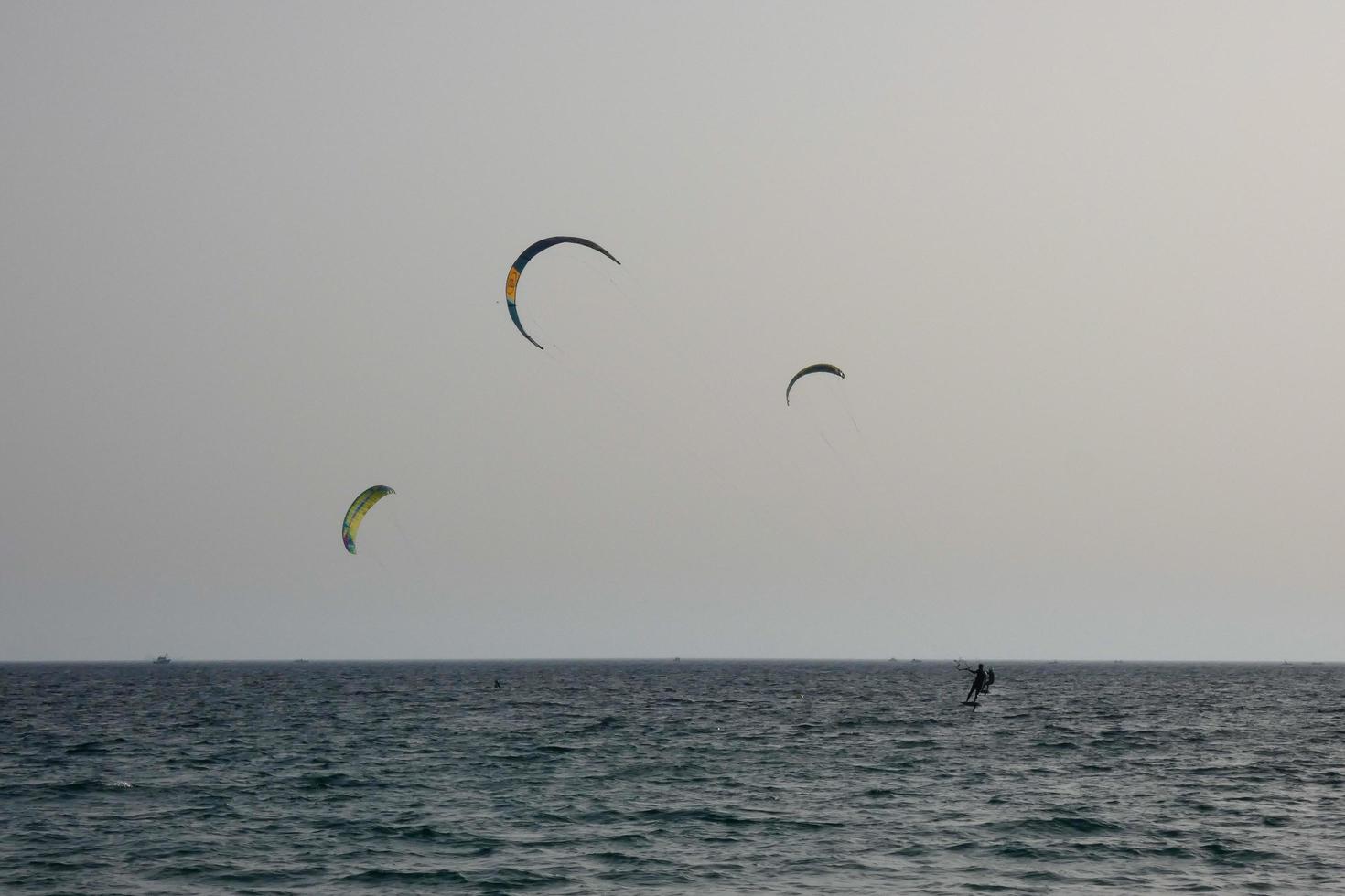 planche à voile, kitesurf, sports nautiques et éoliens propulsés par des voiles ou des cerfs-volants photo