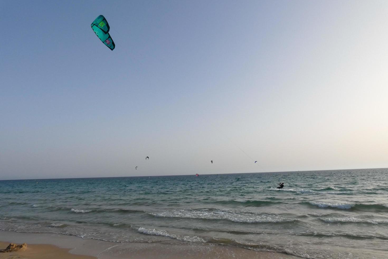 planche à voile, kitesurf, sports nautiques et éoliens propulsés par des voiles ou des cerfs-volants photo