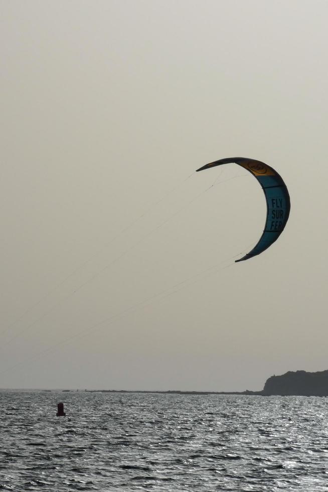 planche à voile, kitesurf, sports nautiques et éoliens propulsés par des voiles ou des cerfs-volants photo