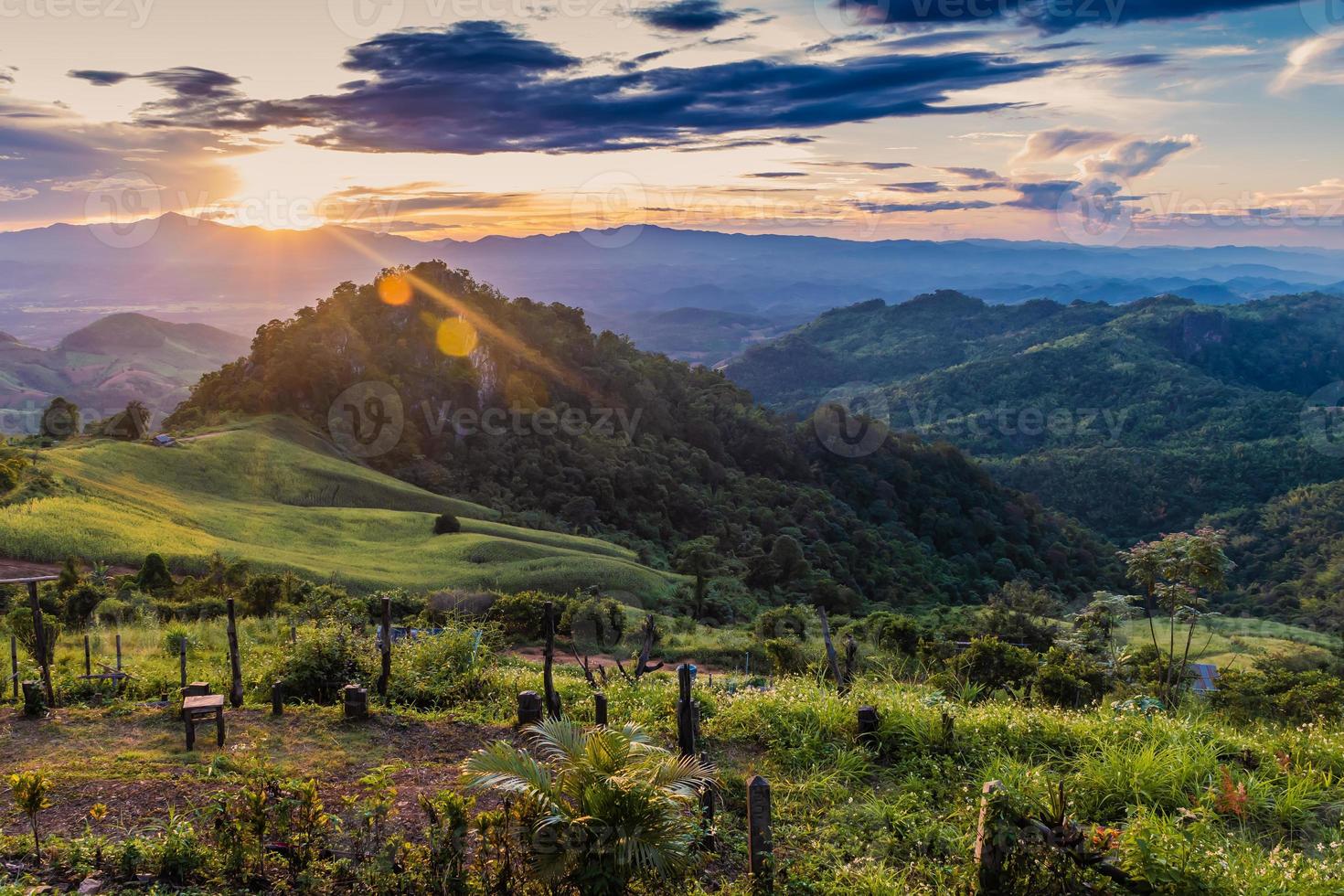 montagnes de paysage pendant le crépuscule à nan en thaïlande photo