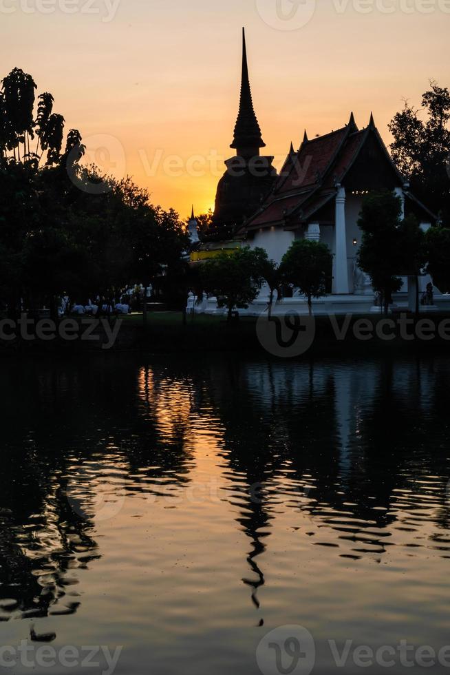 silhouette du temple wat beau temple dans le parc historique thaïlande photo