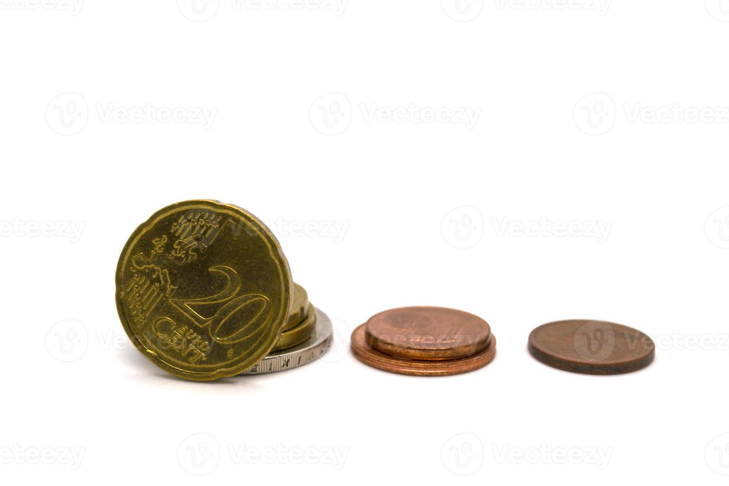 trois piles de pièces en centimes d'euro sur fond blanc. photo