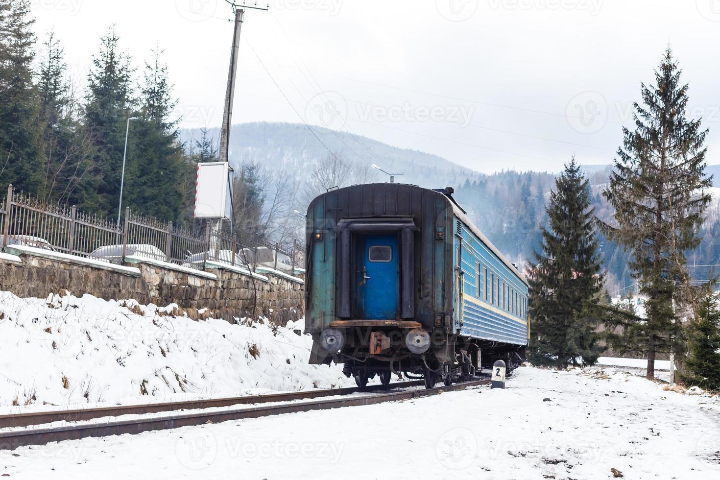vieux train à vapeur dans la neige en hiver photo